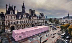 In 2018, an exhibtion took place in Paris. The installation, Furoshiki Paris, featured a giant, larger-than-life gift box wrapped in furoshiki in the centre of the Place de l’Hotel de Ville.